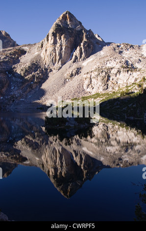 La riflessione del dipinto di Lady Mountain in Rae lago con una piccola isola in esso in Sierra Nevada della California Foto Stock