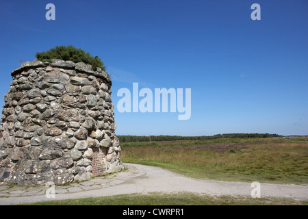 Il memorial cairn su Culloden Moor sito battlefield Highlands della Scozia Foto Stock