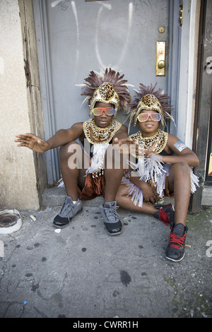 I partecipanti e spettatori di quartiere presso il West Indian Kiddies Parade di Crown Heights, Brooklyn, NY Foto Stock