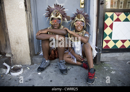 I partecipanti e spettatori di quartiere presso il West Indian Kiddies Parade di Crown Heights, Brooklyn, NY Foto Stock