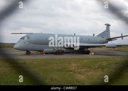 Dismessi RAF nimrod aerei attraverso la recinzione ex RAF Kinloss airbase Scotland Regno Unito Foto Stock