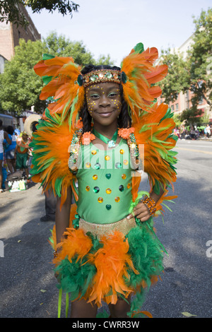 I partecipanti e spettatori di quartiere presso il West Indian Kiddies Parade di Crown Heights, Brooklyn, NY Foto Stock