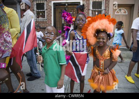 I partecipanti e spettatori di quartiere presso il West Indian Kiddies Parade di Crown Heights, Brooklyn, NY Foto Stock