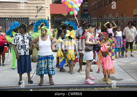 I partecipanti e spettatori di quartiere presso il West Indian Kiddies Parade di Crown Heights, Brooklyn, NY Foto Stock