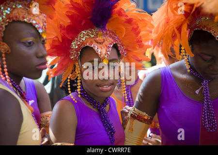 I partecipanti e spettatori di quartiere presso il West Indian Kiddies Parade di Crown Heights, Brooklyn, NY Foto Stock