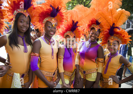 I partecipanti e spettatori di quartiere presso il West Indian Kiddies Parade di Crown Heights, Brooklyn, NY Foto Stock