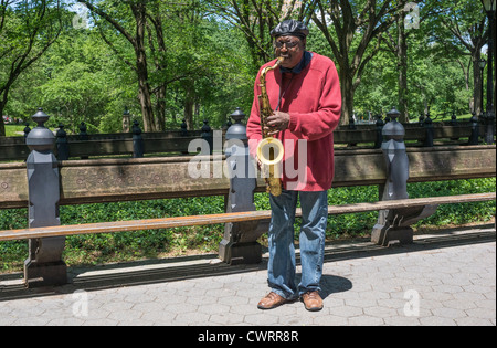 Sax tenore jazz player musicista di strada sulla Central Park Mall in New York City Foto Stock