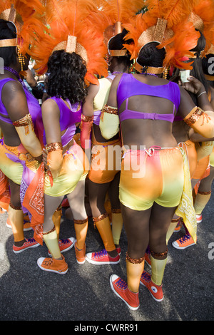 I partecipanti e spettatori di quartiere presso il West Indian Kiddies Parade di Crown Heights, Brooklyn, NY Foto Stock