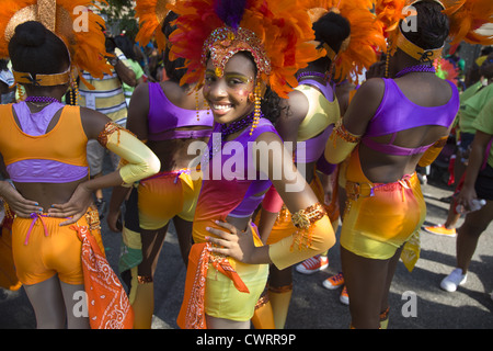 I partecipanti e spettatori di quartiere presso il West Indian Kiddies Parade di Crown Heights, Brooklyn, NY Foto Stock