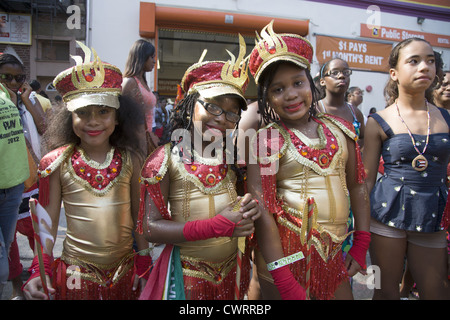 I partecipanti e spettatori di quartiere presso il West Indian Kiddies Parade di Crown Heights, Brooklyn, NY Foto Stock