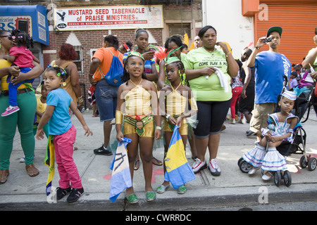 I partecipanti e spettatori di quartiere presso il West Indian Kiddies Parade di Crown Heights, Brooklyn, NY Foto Stock