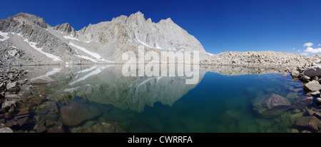 Blue Mountain Lake nel bacino di Williamson riflettendo Mount Tyndall e Versteeg Foto Stock