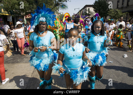 I partecipanti e spettatori di quartiere presso il West Indian Kiddies Parade di Crown Heights, Brooklyn, NY Foto Stock