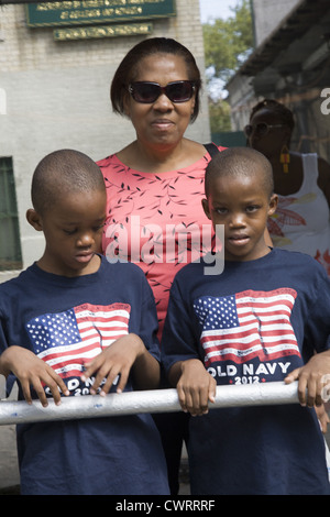 I partecipanti e spettatori di quartiere presso il West Indian Kiddies Parade di Crown Heights, Brooklyn, NY Foto Stock