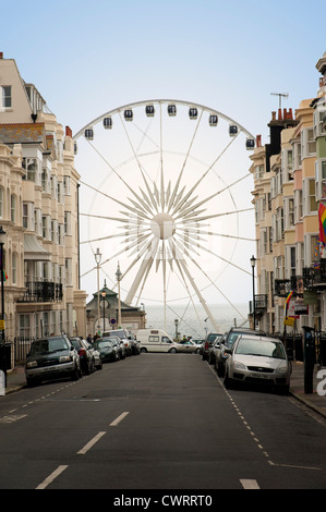 BRIGHTON ruota parzialmente oscurata, visto dal basso su un lato della strada in Kemptown, Brighton East Sussex England Regno Unito Foto Stock