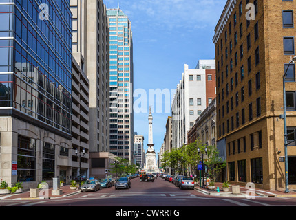 Visualizza in basso West Market Street verso i soldati e marinai monumento in Monument Circle, Indianapolis, Indiana, STATI UNITI D'AMERICA Foto Stock