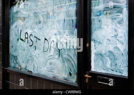 Negozio di fronte con il bianco lavato per windows e la parola 'ultimo giorno' scritto su di esso. Brighton East Sussex England Regno Unito Foto Stock