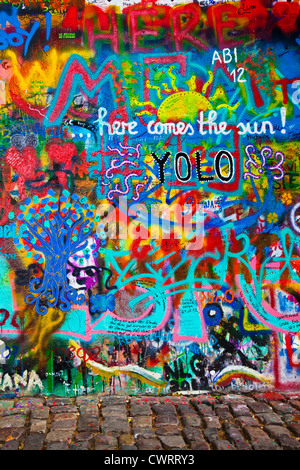 I graffiti sulla parte del Muro di John Lennon a Praga, Praha, Repubblica Ceca,Česká republika,l'Europa Foto Stock