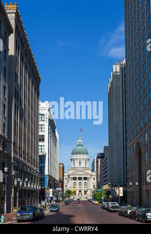 Visualizza in basso West Market Street verso l'Indiana Statehouse (State Capitol), Indianapolis, Indiana, STATI UNITI D'AMERICA Foto Stock