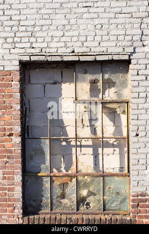 Una finestra di un appartamento abbandonato è murata. Foto Stock