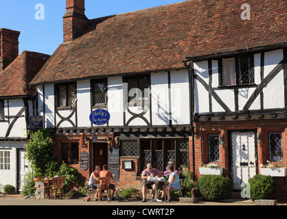 Persone pasti fuori dell'Shelly sale da tè che serve tè crema nella pittoresca vecchia Kentish village sulla via dei pellegrini. Chilham Kent England Regno Unito Gran Bretagna Foto Stock