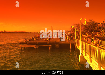 I turisti a guardare il tramonto Mallory Square centro storico quartiere storico di Key West Florida USA Foto Stock