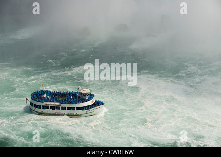 Tour in Barca ai piedi delle cascate del Niagara Foto Stock