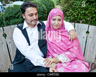 Giovani Musulmani che matura in tradizionali abiti musulmani musulmano a Fest di Mississauga vicino a Toronto;;Ontario Canada Foto Stock