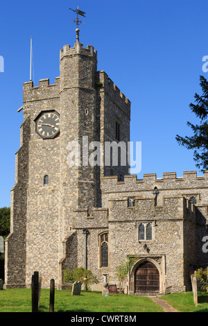 Xiii secolo Santa Maria la chiesa parrocchiale di clock tower e porta dal sagrato della chiesa nel villaggio sulla via dei pellegrini. Chilham, Kent, Inghilterra, Regno Unito, Gran Bretagna Foto Stock