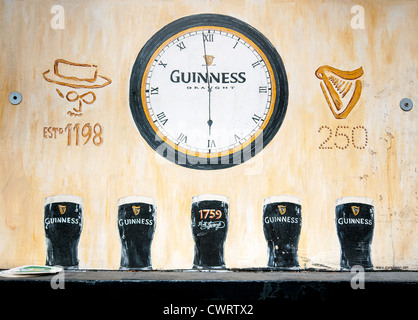 Murale di Guinness a Dublino Foto Stock