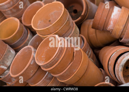 Usato e rotture di Terracotta vasi di fiori Foto Stock