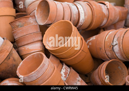 Usato e rotture di Terracotta vasi di fiori Foto Stock