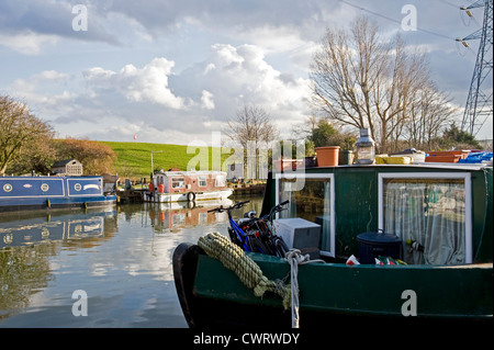 Canal boats sul canale di naivgation fiume Lee Foto Stock