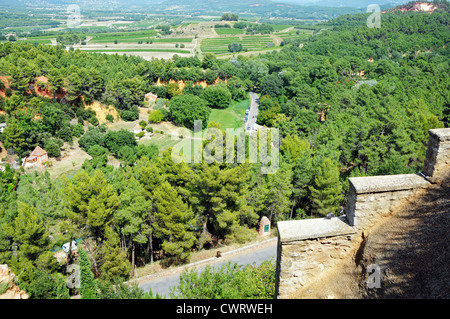 Vista sulla strada e i campi nei pressi di Rossiglione nella regione della Provenza - il caratteristico paesaggio provenzale Foto Stock