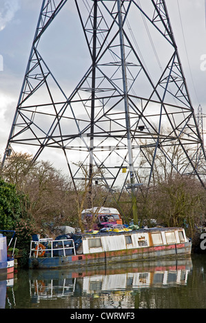 Fiume Lee navigazione canale a Tottenham Hale, con chiatte e pilone elettrico Foto Stock