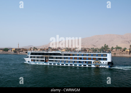 Alto Egitto, fiume Nilo campagna tra Luxor e Aswan, crociera in barca sul fiume Foto Stock