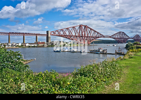 Il famoso Ponte di Forth Rail che collega North Queensferry con South Queensferry a sud come si vede da North Queensferry. Foto Stock