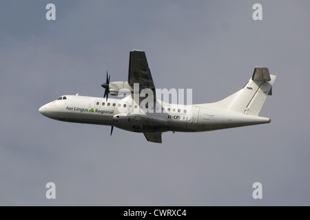 Aer Lingus regional Aer Arann ATR 42 - 300 togliere all'Aeroporto di Manchester Foto Stock