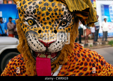 Tiger giocare in Onam celebrazione a Kerala India.Puli kali o Kaduvakali o pulikali sono gli altri nomi di Tiger danza. Foto Stock