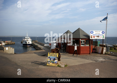 Primo e ultimo negozio e John O'semole harbour con traghetto delle Orcadi Scozia uk Foto Stock