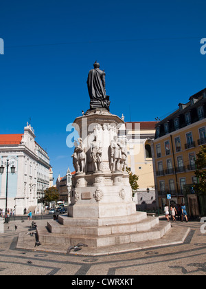 Camões statua nella piazza omonima, Lisbona Foto Stock