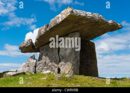 Poulnabrone dolmen nel Burren area della contea di Clare, Repubblica di Irlanda. Foto Stock