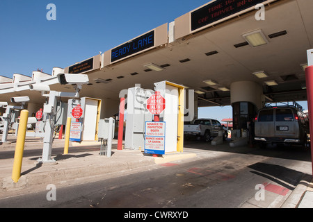 Bilingual canta in Inglese e Spagnolo con informazioni a Laredo, Texas porto di entrata dal Messico Foto Stock