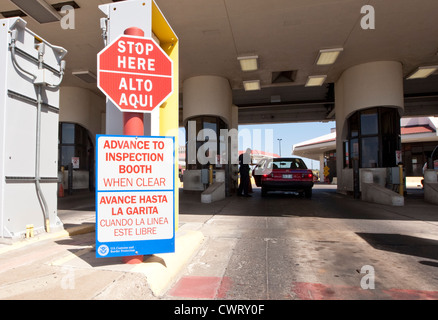 Bilingual canta in Inglese e Spagnolo con informazioni a Laredo, Texas porto di entrata dal Messico Foto Stock