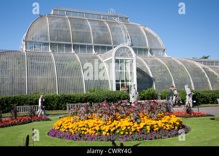 La Casa delle Palme Parterre con display floreali di circa 16.000 piante, Kew Royal Botanical Gardens, Richmond, Surrey, Inghilterra, GB, UK. Foto Stock