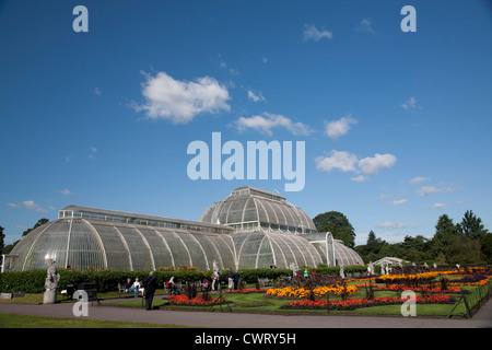 La Casa delle Palme Parterre con display floreali di circa 16.000 piante, Kew Royal Botanical Gardens, Richmond, Surrey, Inghilterra, GB, UK. Foto Stock