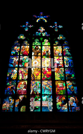 Famed Mucha Vetrata porta migliaia di appassionati d'arte all'interno della Cattedrale di San Vito (Katedrala Sv. Vita) Praga Foto Stock