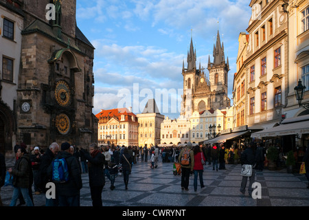 Praga, Repubblica Ceca: Piazza della Città Vecchia con l'orologio astronomico sulla sinistra e la chiesa di Tyn prominente in background. Foto Stock