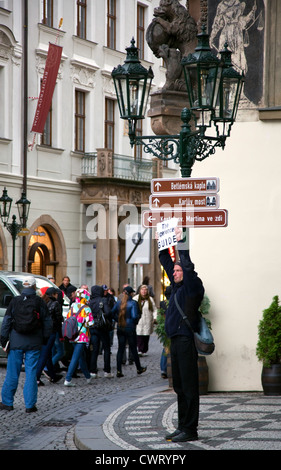 Praga, Repubblica Ceca: il free-lance guida esamina per aziendali nella Piazza della Città Vecchia. Solo uso editoriale. Foto Stock