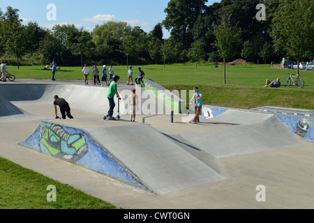 Uno skatepark in Priory Park, Reigate, Surrey, England, Regno Unito Foto Stock